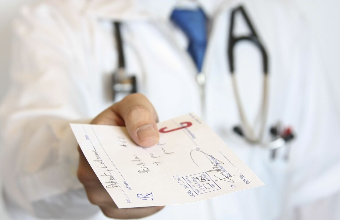 Il medico prescrive una prescrizione per il trattamento dei problemi di potenza sessuale dopo i 50 anni