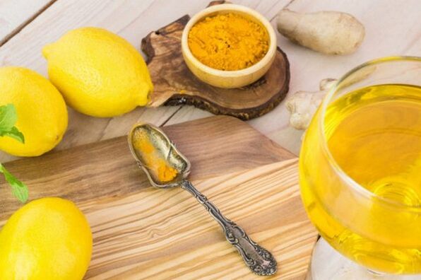 Bevi con limone, zenzero e curcuma per aumentare la potenza