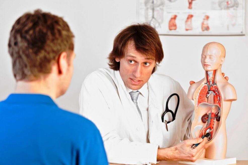 Il medico consiglia il paziente sui motivi che inibiscono la potenza